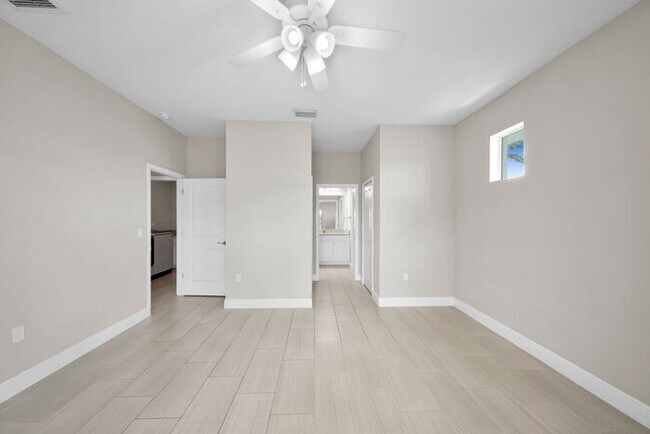 Building Photo - 1004 NW 35th Pl
