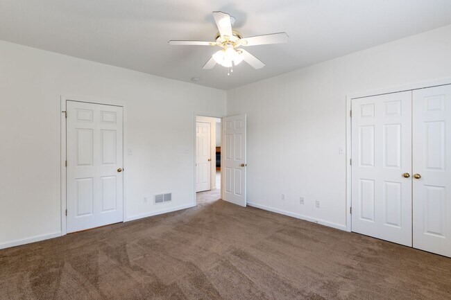 Building Photo - Huge 3 Bedroom, 2 Bath Town Home in SW Col...