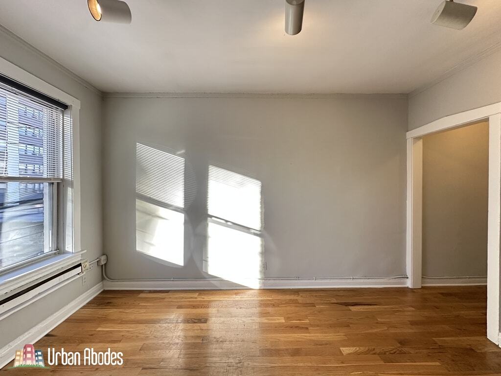 Building Photo - 515 W Melrose St