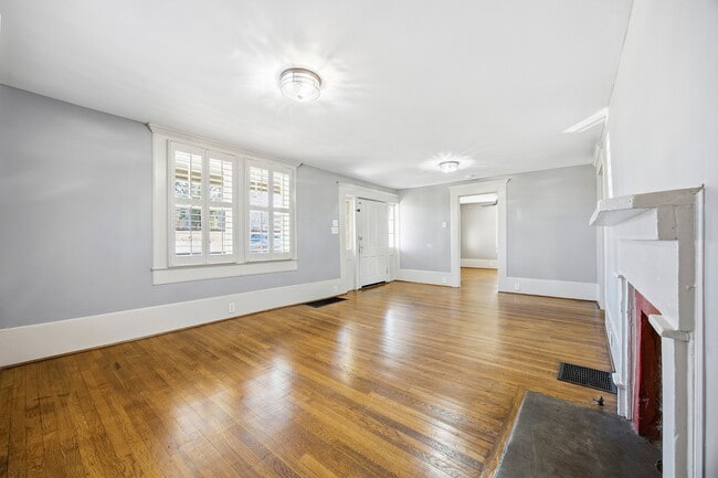 Building Photo - 209 W Shadburn Ave