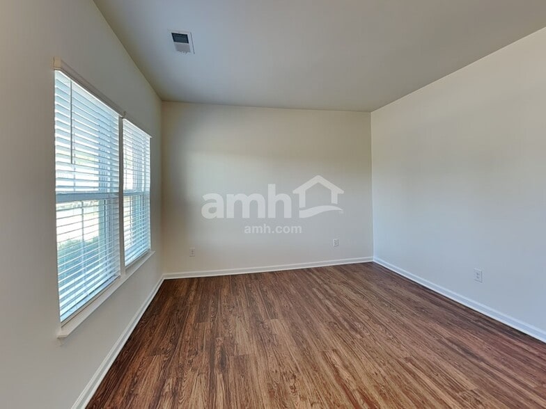 Building Photo - 548 Larragan Dr