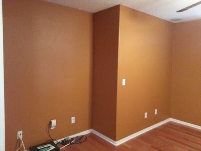 Building Photo - spacious 3 bedroom 2 bath home with beautiful yard, jacuzzi,  indoor laundry room