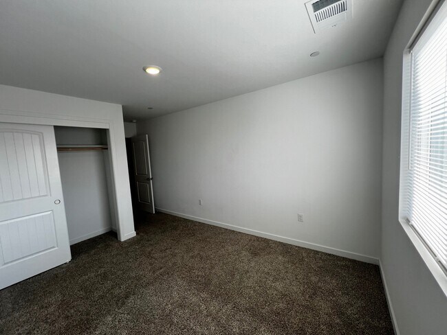 Building Photo - 812 Beaconsfield Ct