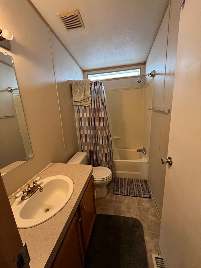 Building Photo - Great Location! 3 Bed, 2 Bath West-Flagstaff Home - Students & Pets OK! Avail Aug 10th!