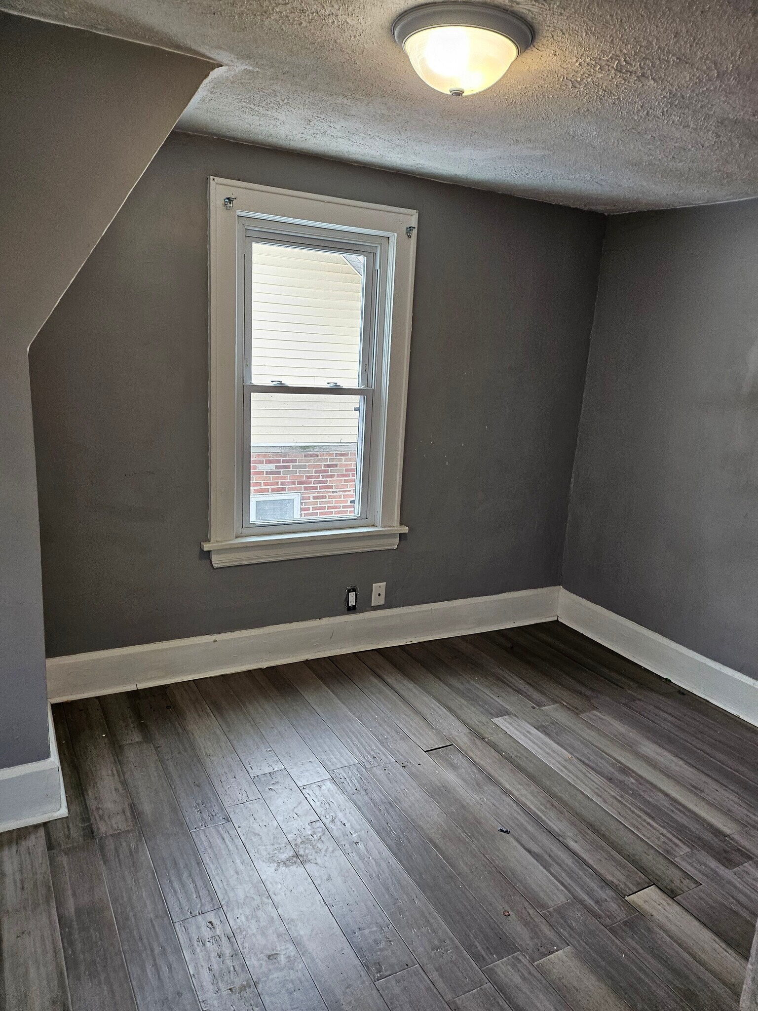 Building Photo - 573 Grace Ave