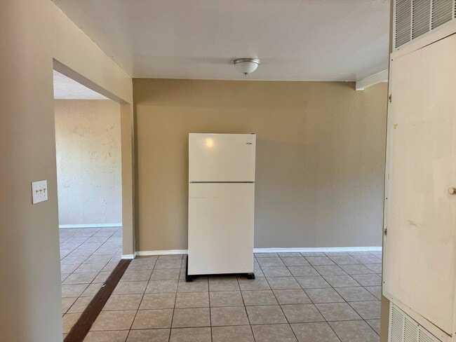 Building Photo - 1502 Parkdale Dr