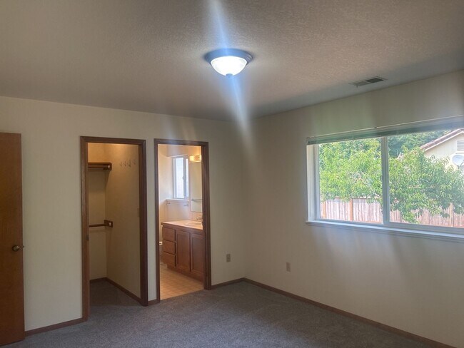 Building Photo - 2149 Woodcrest Ct