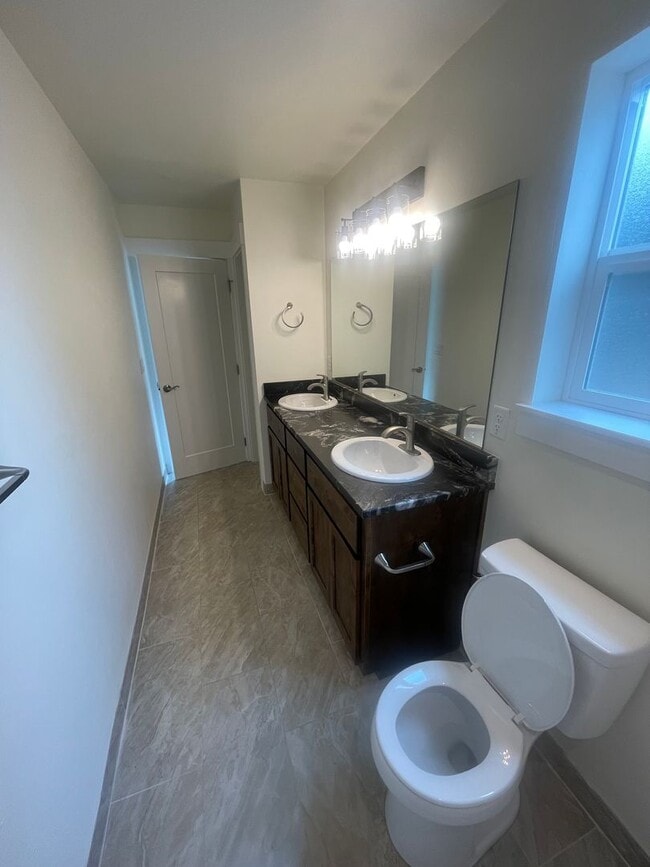 Building Photo - Stunning Modern Three Bedroom Duplex in Le...