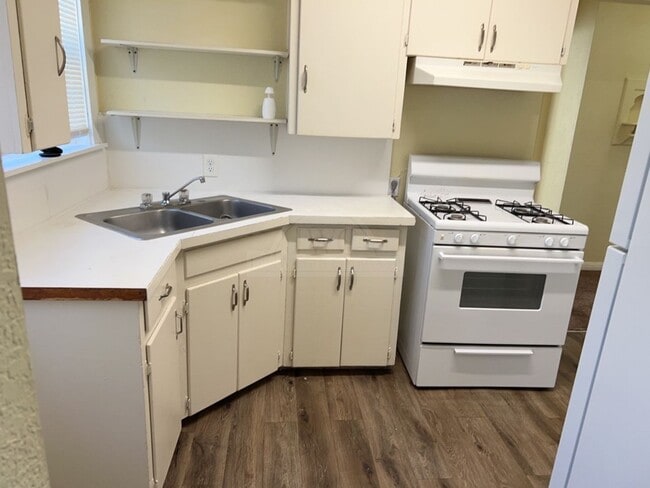 Building Photo - 515 W Kern Rd