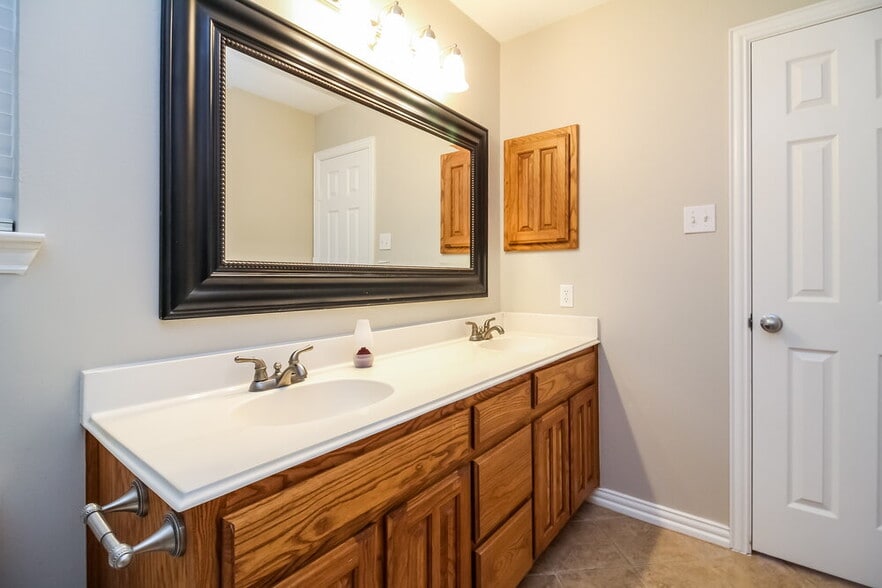 Building Photo - 7917 Val Verde Dr