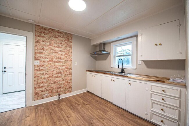 Building Photo - 1606 TX-21