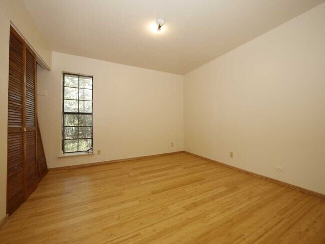 Building Photo - 703 Deer Ln