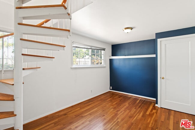 Building Photo - 3528 Fernwood Ave