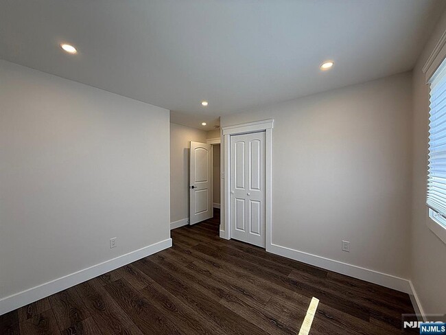 Building Photo - 682 Valley Brook Ave