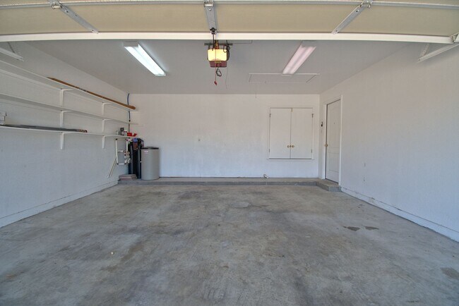 Building Photo - Well Maintained 3/2/2 on Corner Lot