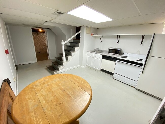 Building Photo - Huge Brick House! Free Parking!