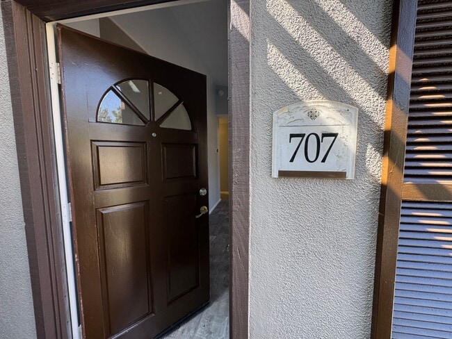 Building Photo - Bright & Spacious 1 Bedroom Apartment in T...