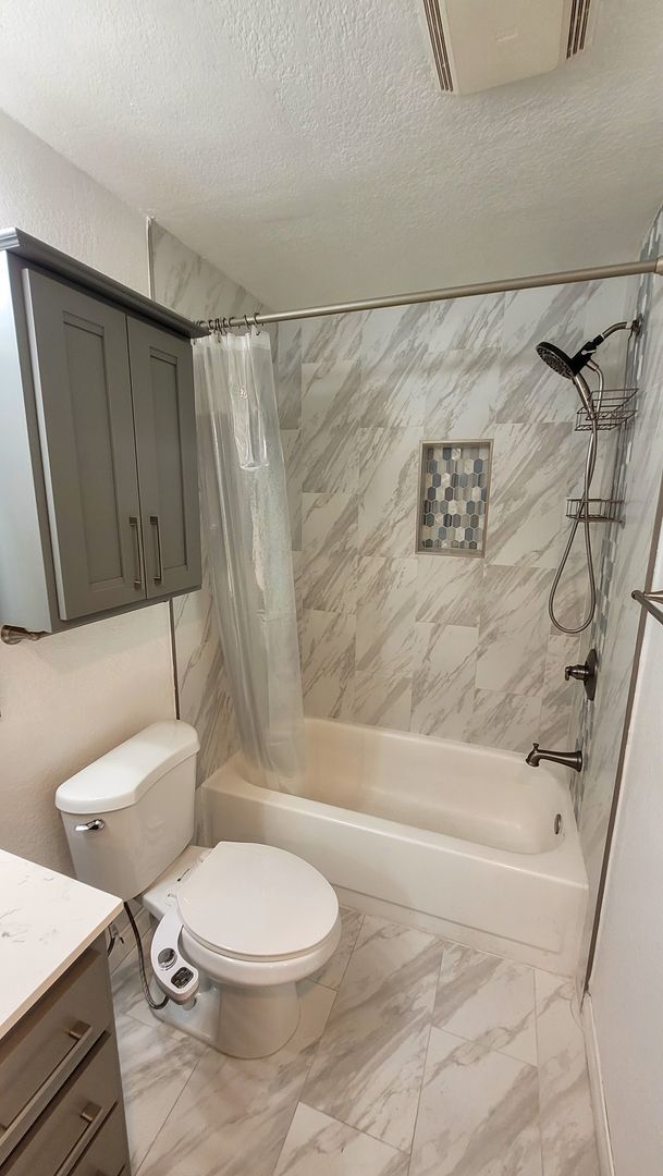 Building Photo - Downstairs 2 Bed 2 Bath Condo in Gated Community!