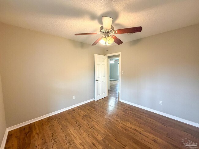 Building Photo - 420 E 10 Mile Rd