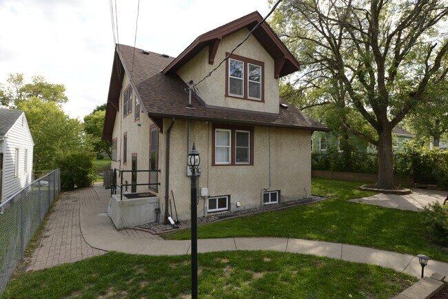 Building Photo - 707 Orange Ave E