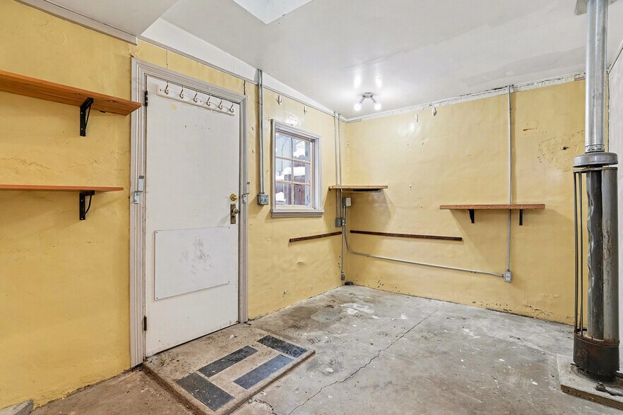 Storage/non-heated office space - 2122 Hooker St