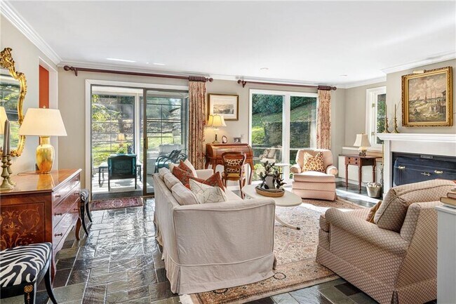 Building Photo - 140 Connection St