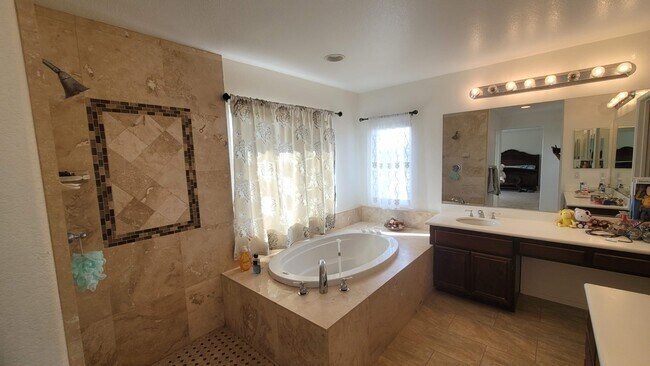 Building Photo - 2422 Pointe Pkwy