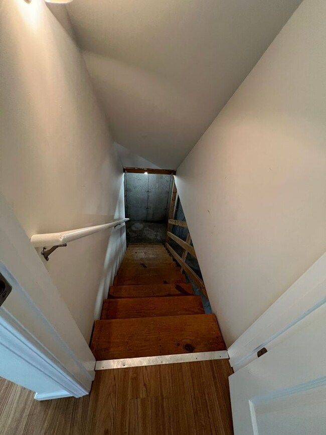 Building Photo - 3 bed, 2 bath, 2 car garage Home on 5 Acres