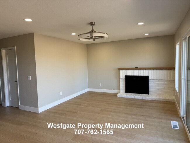 Building Photo - 678 Holly Ave