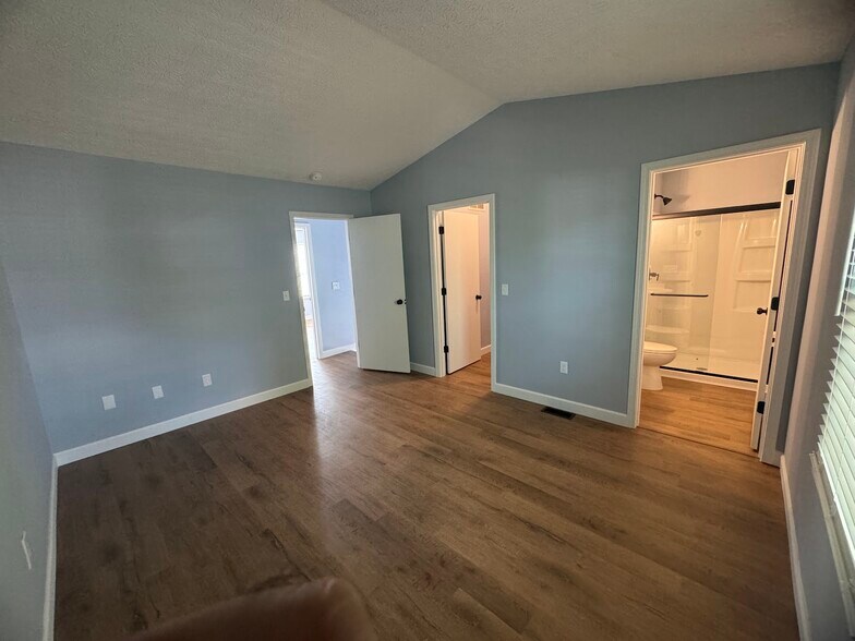 Upper Bedroom w/ Ensuite - 1247 Pennsylvania Ave