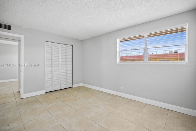 Building Photo - 850 E Commercial Blvd