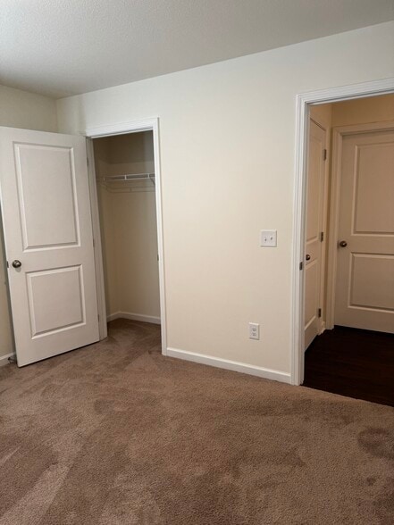 Building Photo - 1131 Clearwater Ln