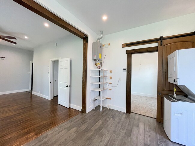 Building Photo - Updated 2 bedroom home
