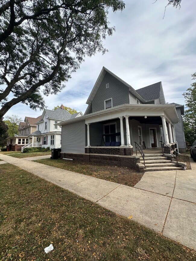 Building Photo - 747 Parker Ave