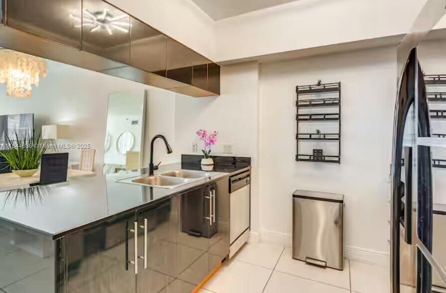 Building Photo - 1750 N Bayshore Dr