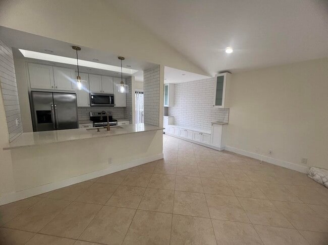 Building Photo - 541 NE 47th St