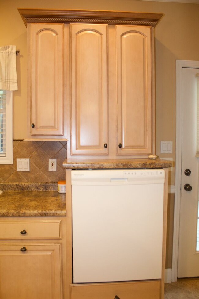 Building Photo - For Rent - Charming 3BR/2BA Home in Macken...