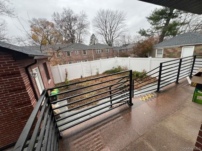 Building Photo - 61-14 Cloverdale Blvd