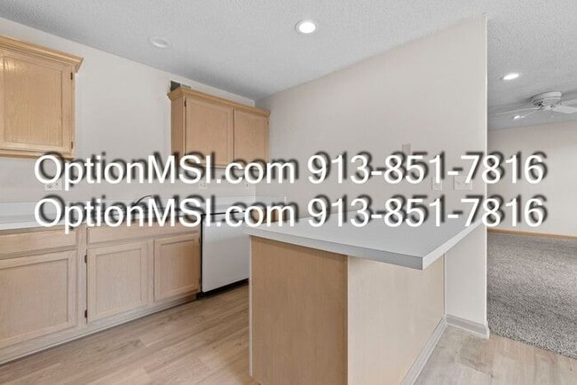 Building Photo - Well Maintained Half Duplex