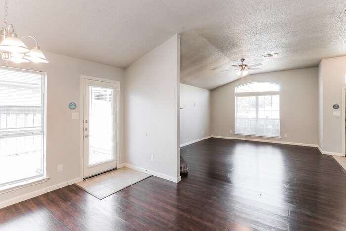 Building Photo - 2111 Dandelion Dr