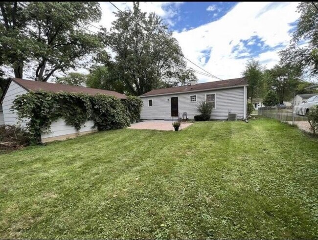 Building Photo - 324 Hiawatha Dr