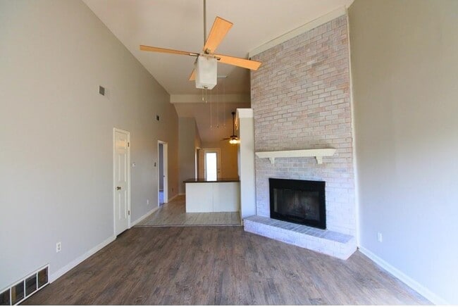 Building Photo - 5558 Oak Branch Cir N