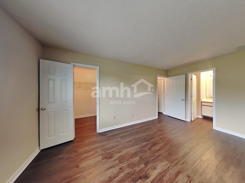 Building Photo - 10917 Snowdrop Way