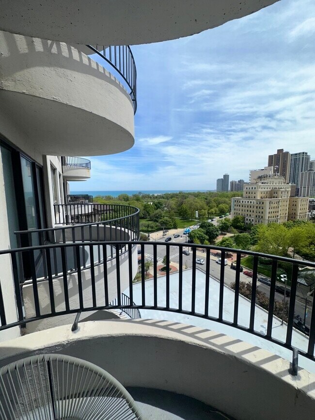 Building Photo - 2020 N Lincoln Park W