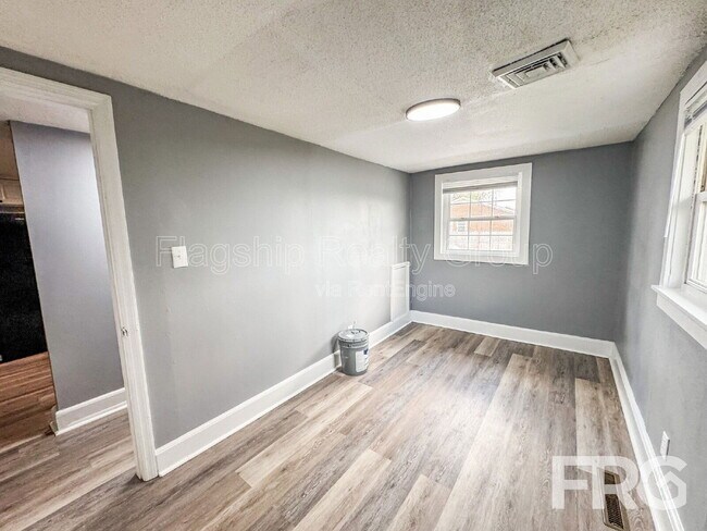 Building Photo - 600 Howell St