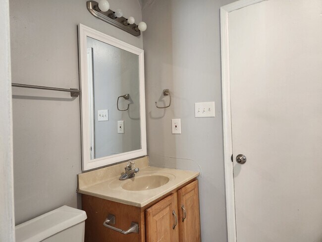 Building Photo - 2-Bedroom Apartment in Prime Decatur Location - Don't Miss Out!