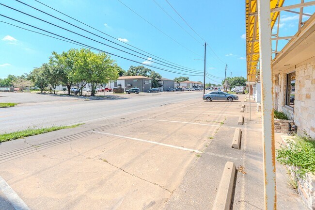 Building Photo - 2125 Strawberry Rd