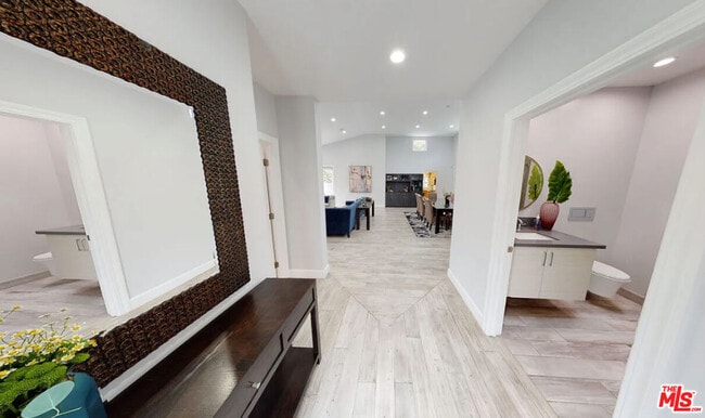 Building Photo - 10331 La Grange Ave