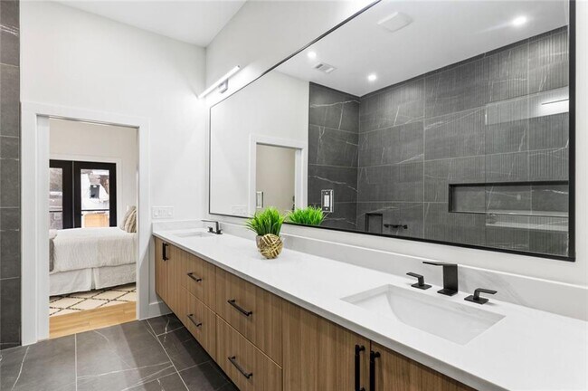 Building Photo - 582 Hope St SW