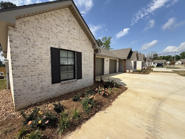 Building Photo - Saddle Creek